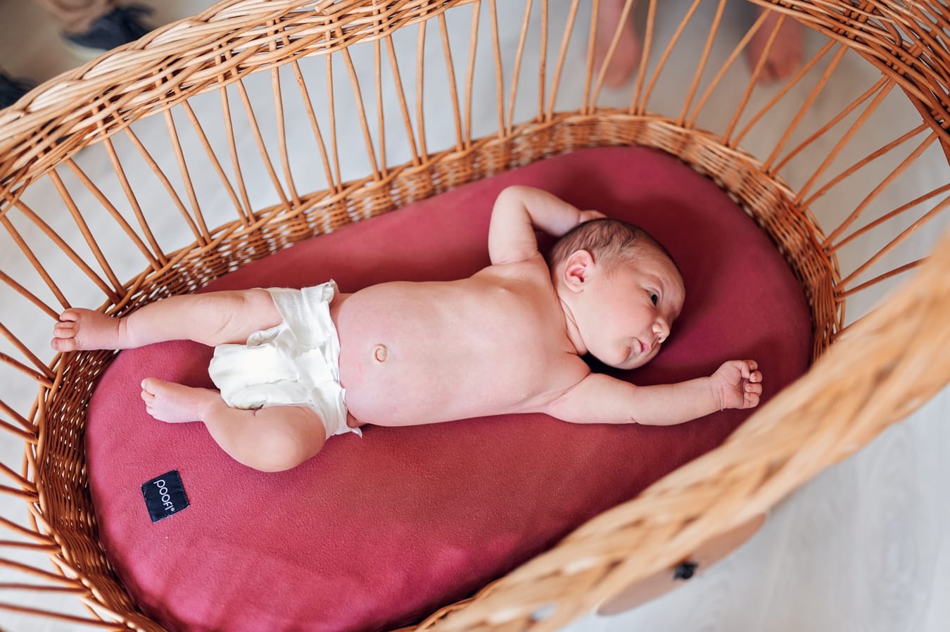 Noworodek przeciąga się zbliżenie sesja w domu Trójmiasto