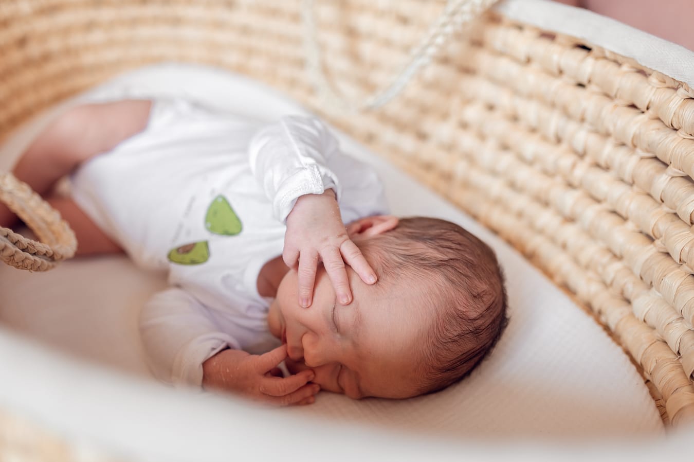 Śpiący noworodek w koszyku sesja noworodkowa w domu