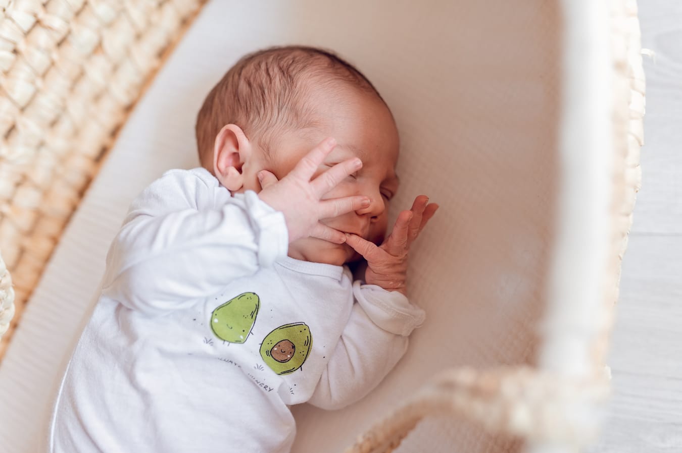 Noworodek śpi w koszyku domowa sesja pakiet Brzuszek i Maluszek