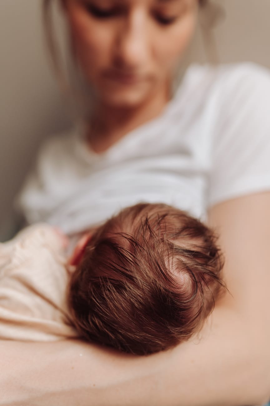 Mama z noworodkiem domowa sesja Trójmiasto