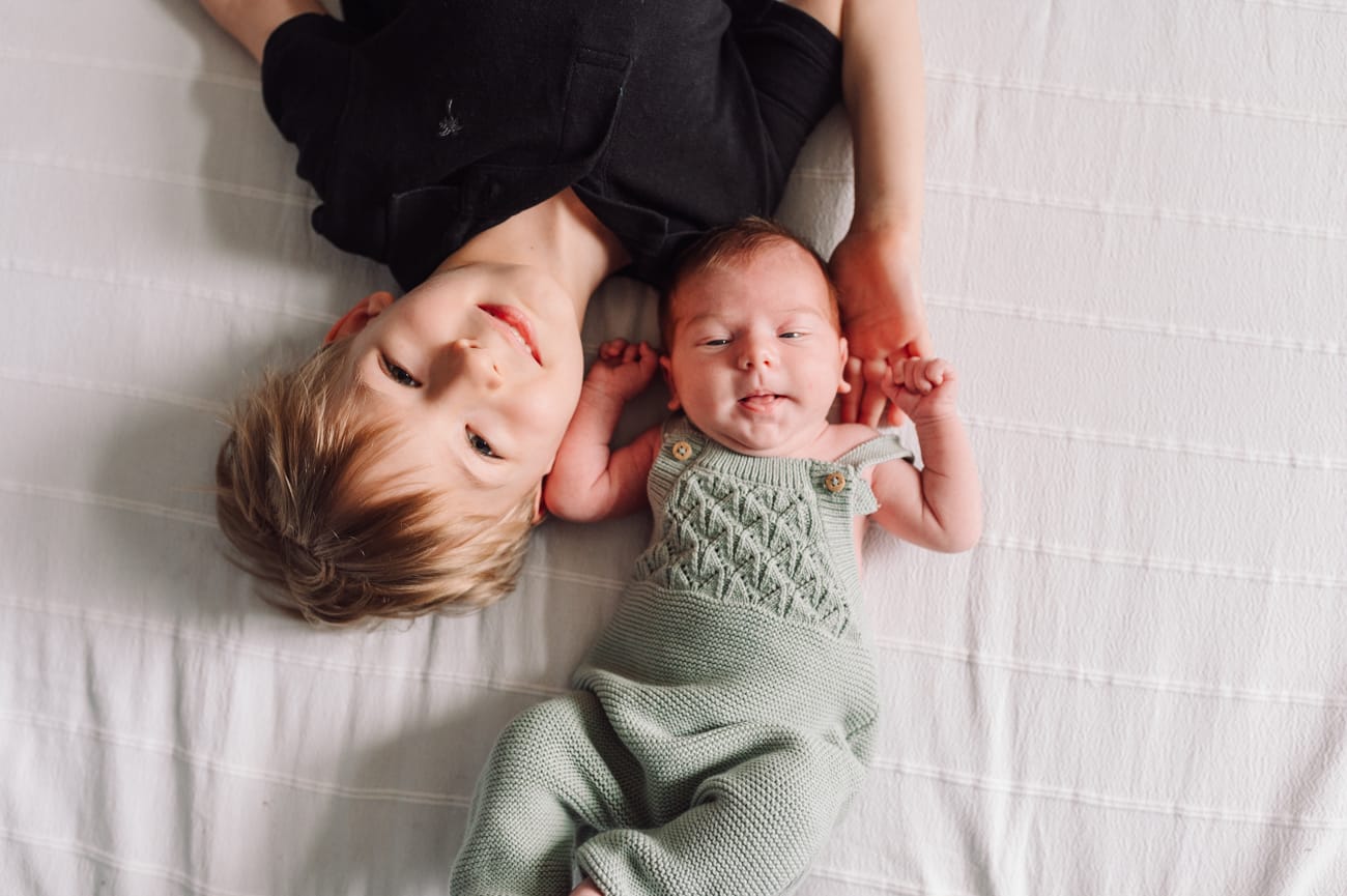 Portret rodzeństwa podczas sesji noworodkowej w domu