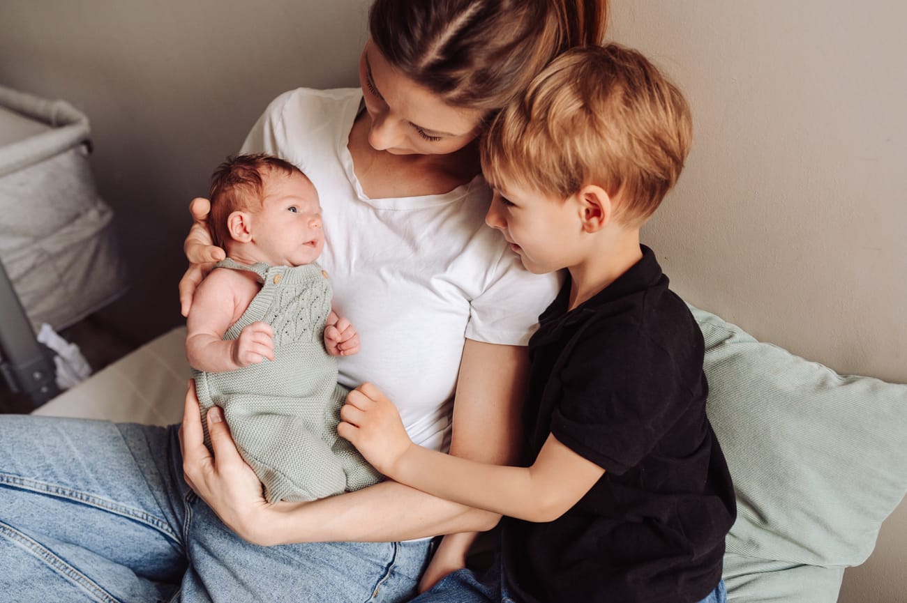 Stópki noworodka i starszego brata sesja noworodkowa