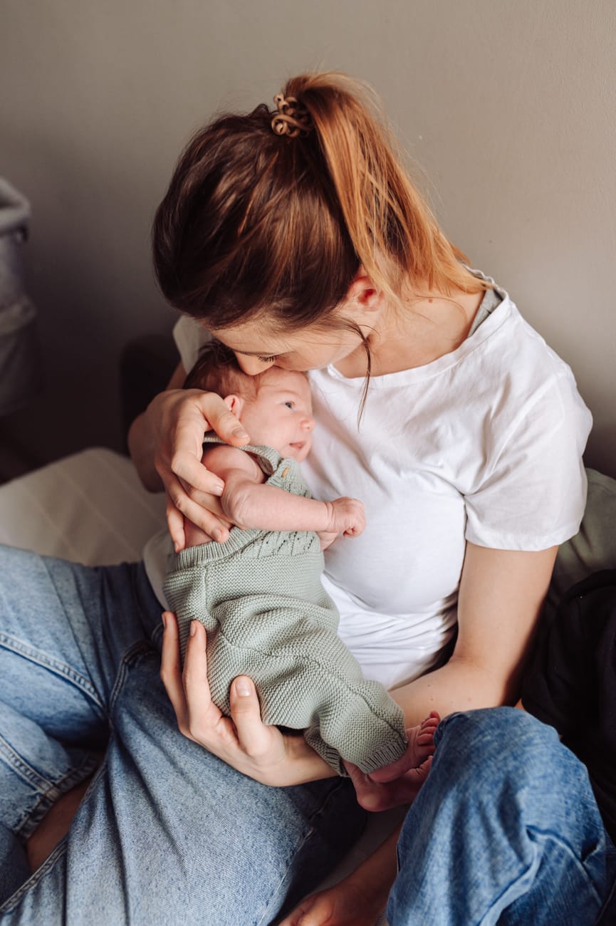 Mama przytula noworodka sesja noworodkowa lifestyle