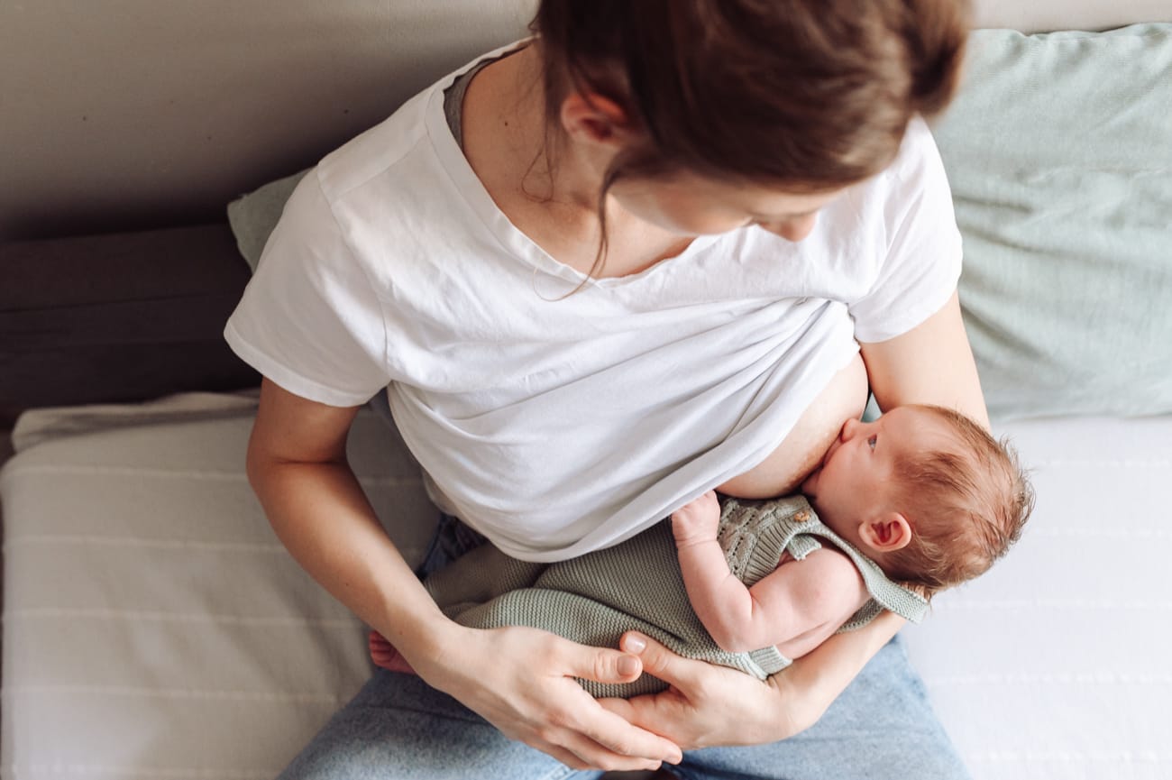 Karmienie noworodka sesja mama z dziećmi w domu