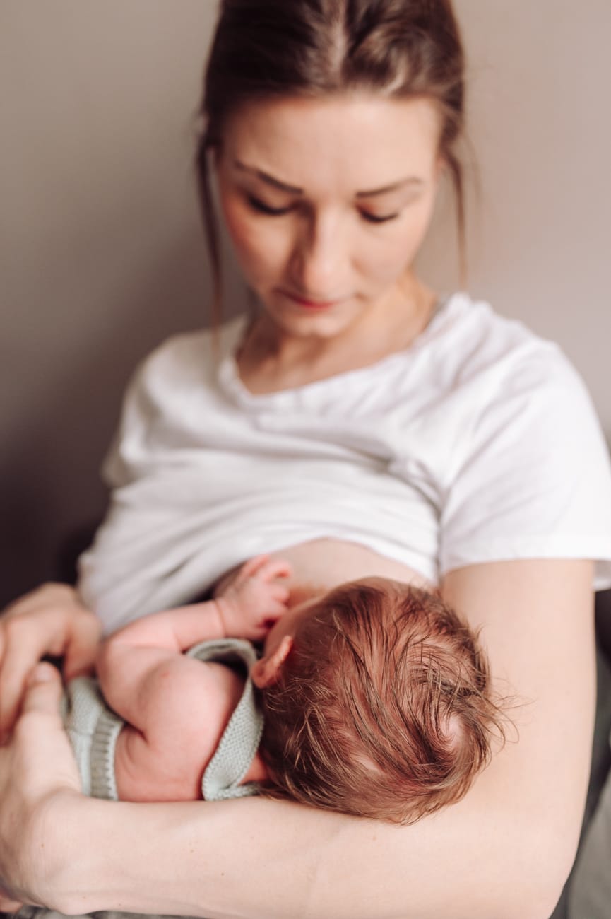 Mama karmi maluszka domowa sesja noworodkowa