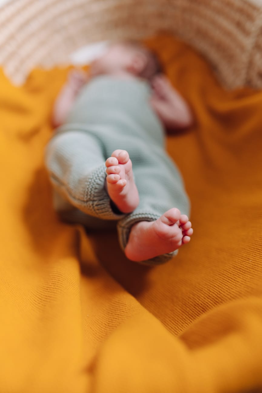 Stópki noworodka detal domowa sesja noworodkowa