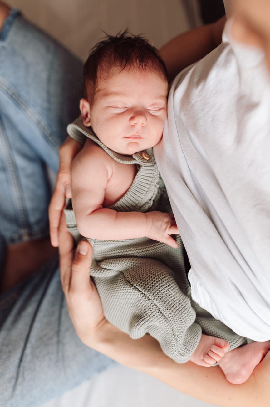 Noworodek na rękach mamy sesja noworodkowa w domu