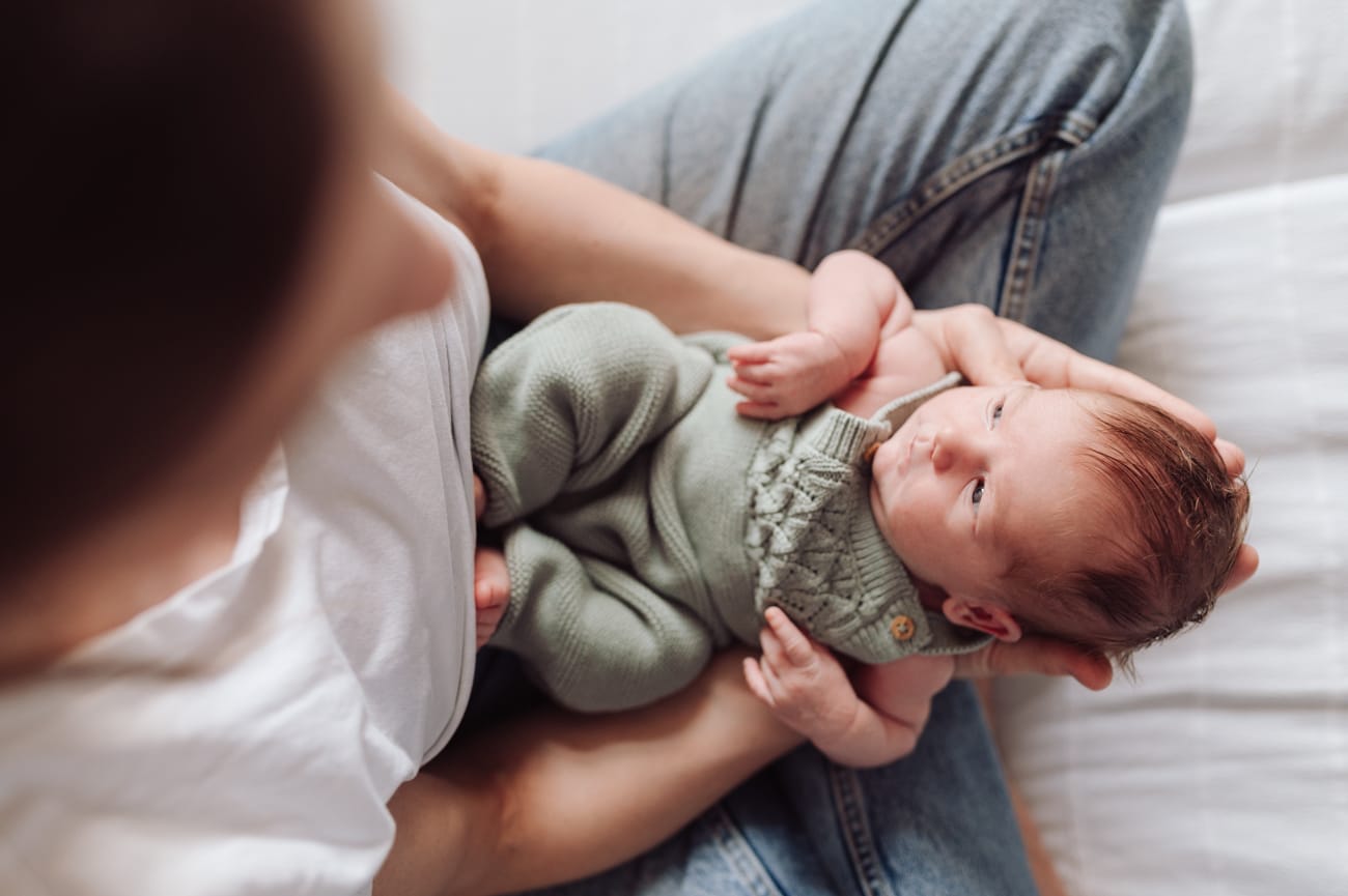 Mama z noworodkiem w sypialni sesja noworodkowa lifestyle