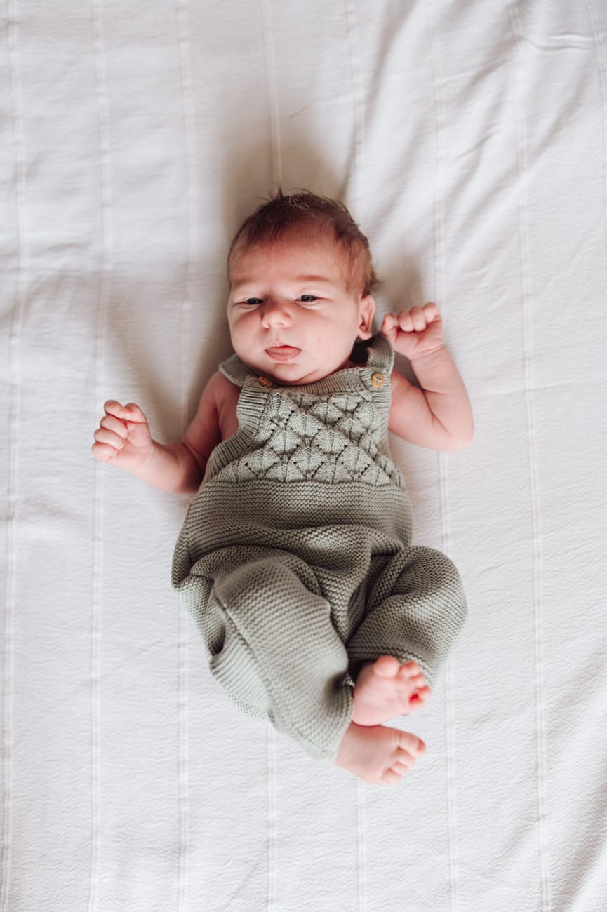 Portret noworodka domowa sesja noworodkowa