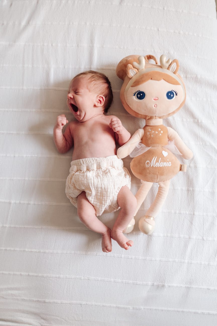 Ziewający noworodek sesja noworodkowa mama z dziećmi