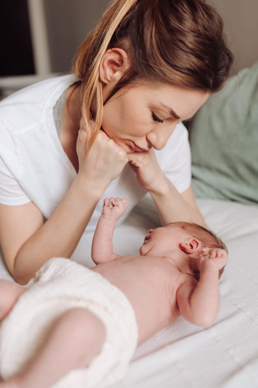 Mama z noworodkiem sesja noworodkowa lifestyle w domu