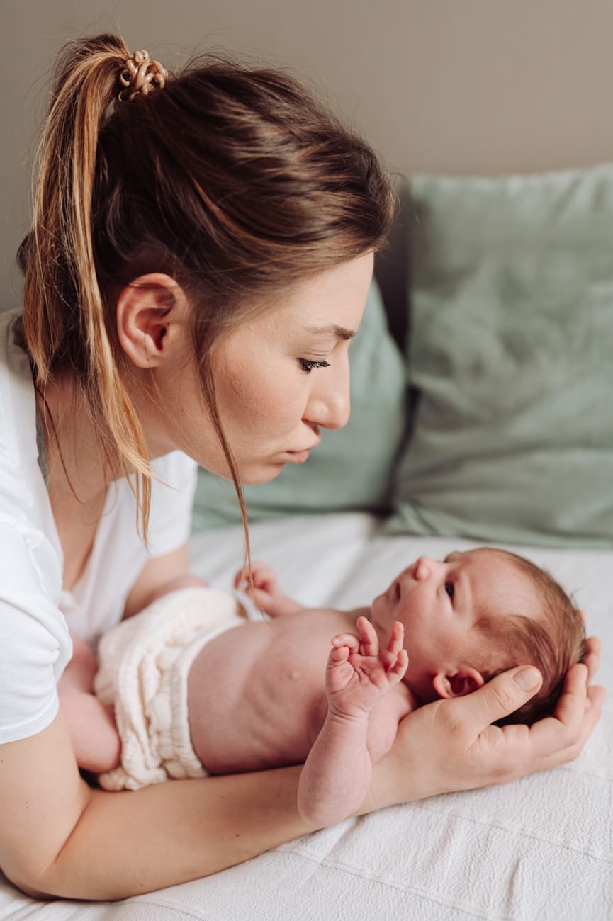 Mama i noworodek bliskość sesja noworodkowa lifestyle