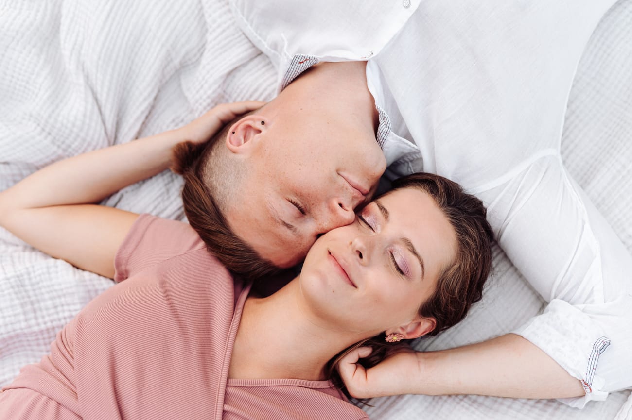 Para odpoczywa na łące sesja ciążowa Gdynia