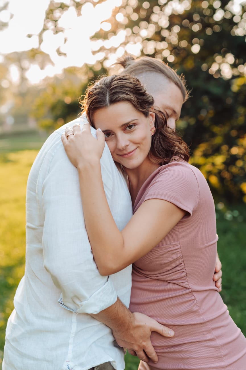 Para i zachód słońca sesja ciążowa w plenerze Gdynia