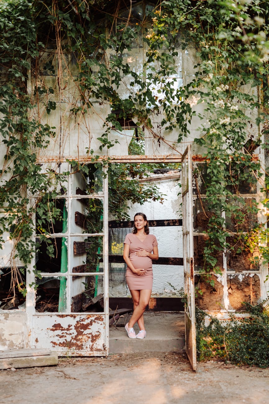 Mama w ciąży w szklarni sesja ciążowa Gdynia