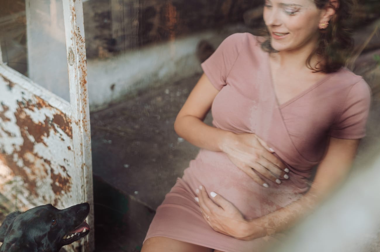 Pies obok mamy w ciąży sesja ciążowa z psem Gdynia