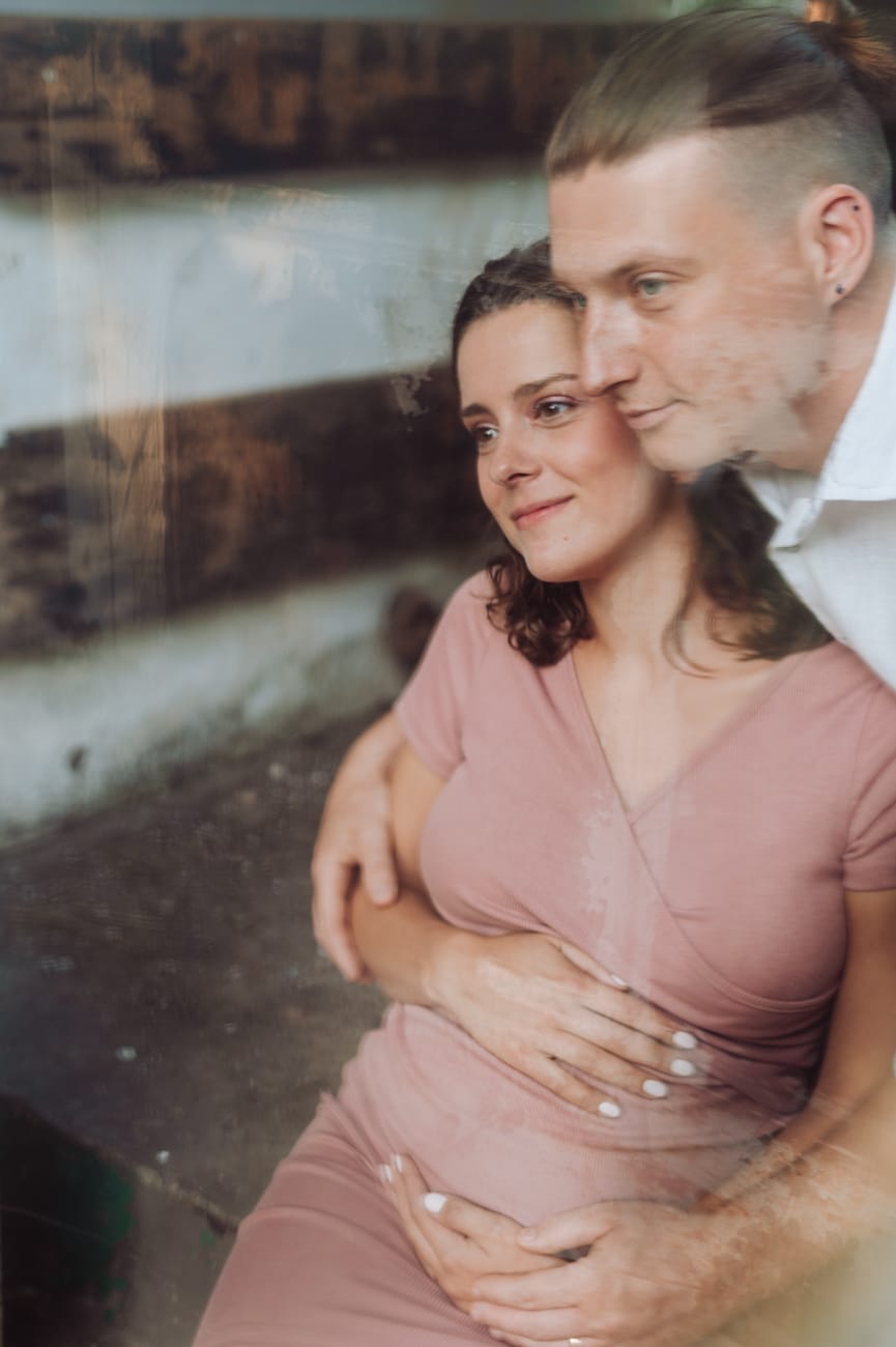 Mama w ciąży wśród pnączy szklarnia Gdynia