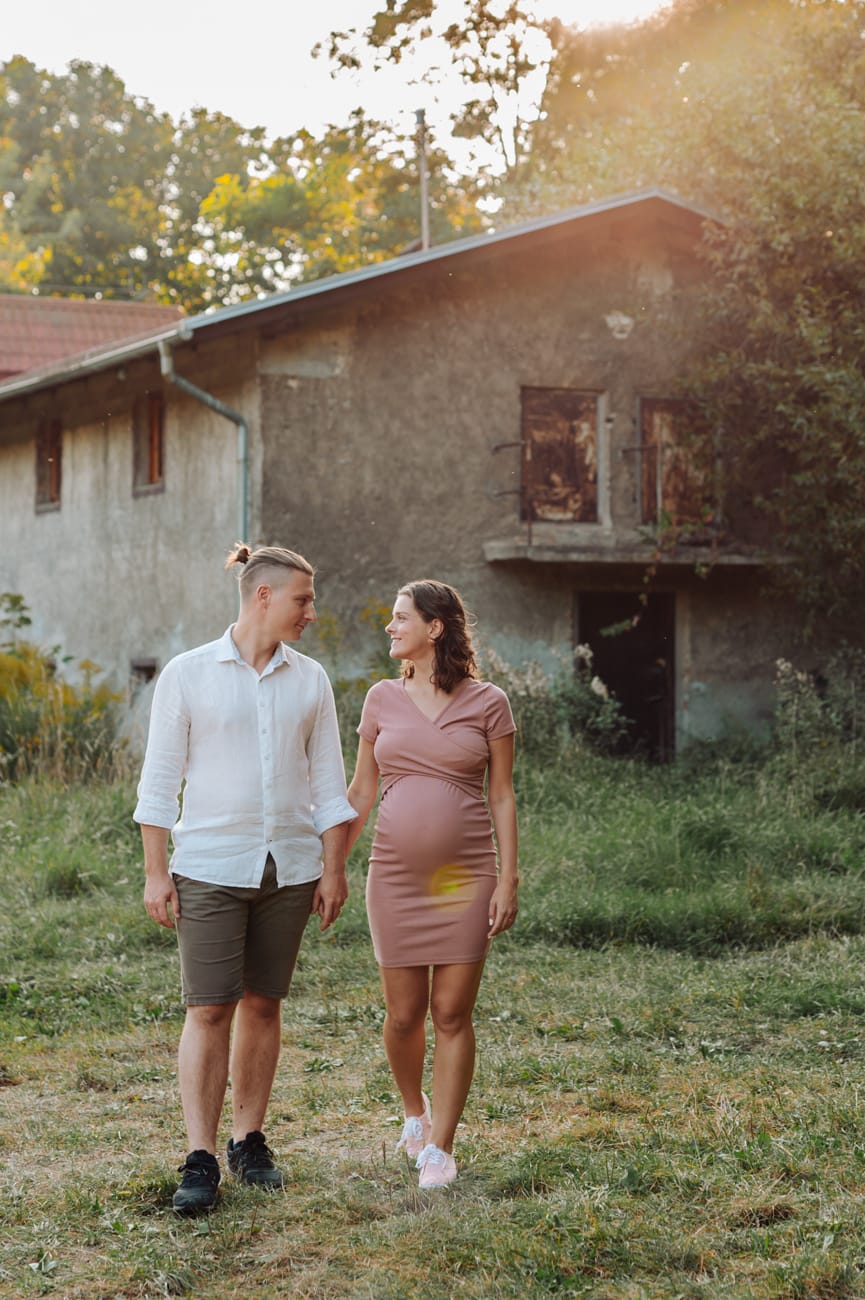 Para spaceruje zachód słońca sesja ciążowa w plenerze Gdynia