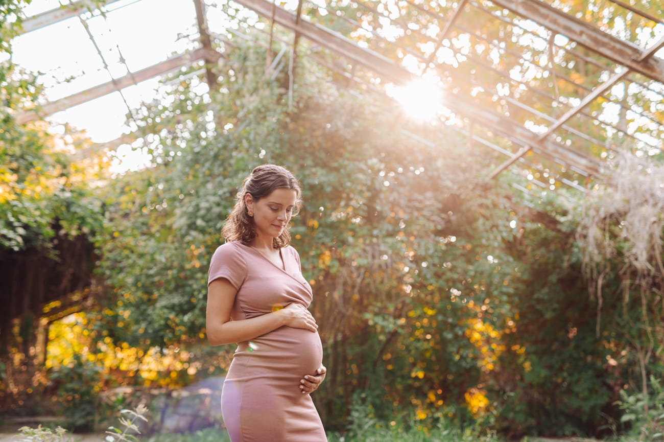 Mama w ciąży w szklarni zachód słońca sesja Gdynia