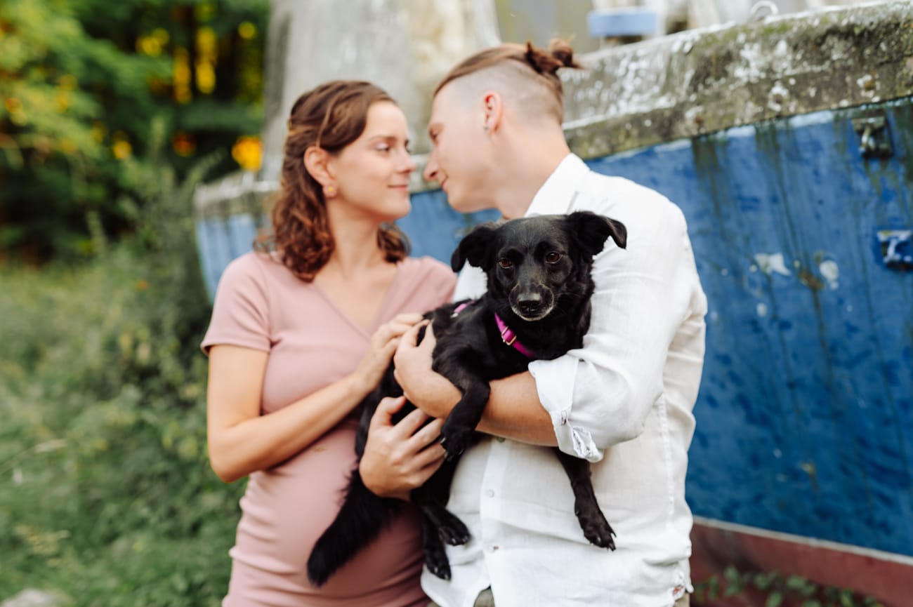 Para z psem przy łódce sesja ciążowa Gdynia