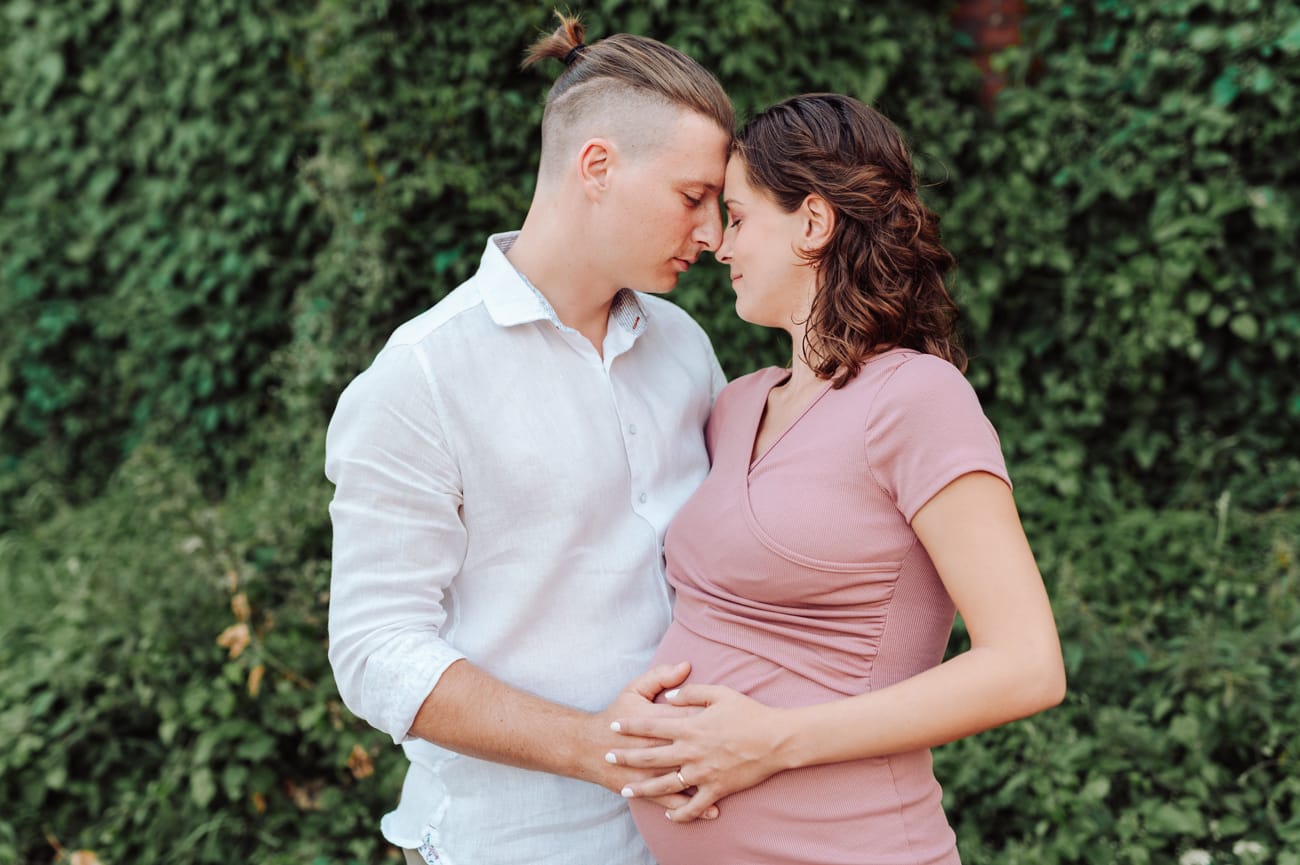 Para wtulona w siebie sesja ciążowa na łące Gdynia