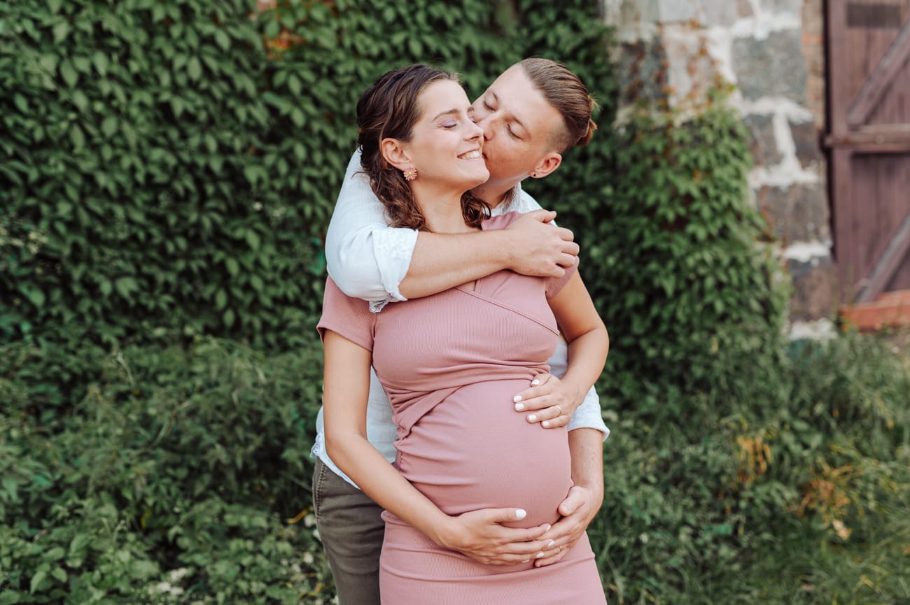 Para na łące sesja ciążowa w plenerze Gdynia