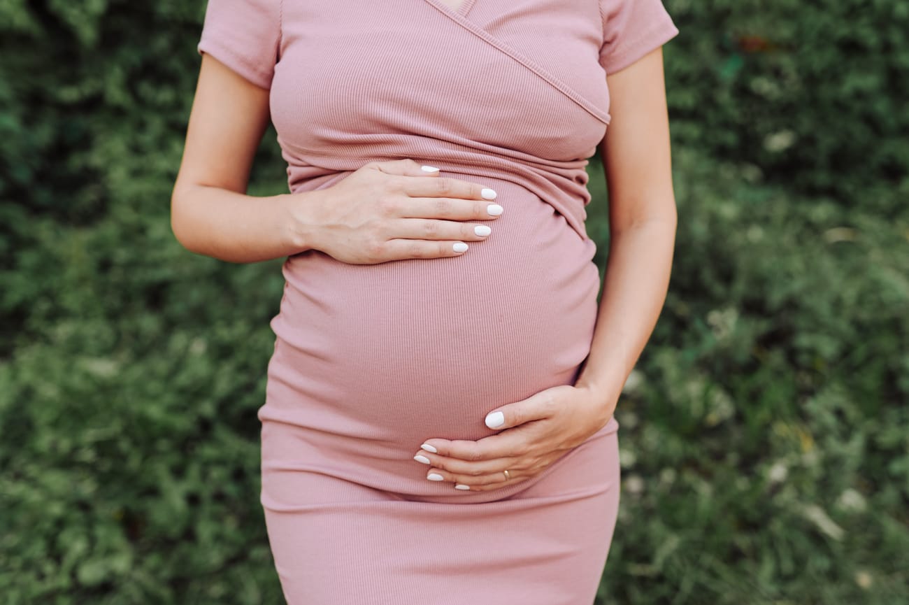 Zbliżenie brzuszka ciążowego sesja w plenerze Gdynia