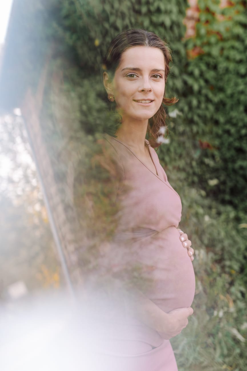 Portret mamy w ciąży bluszcz sesja Gdynia