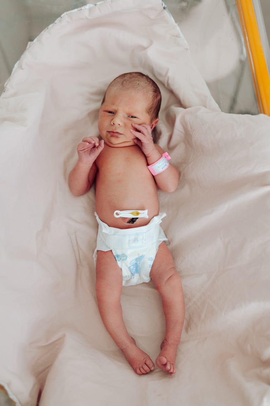 Noworodek w łóżeczku szpitalnym sesja fresh48 Gdańsk