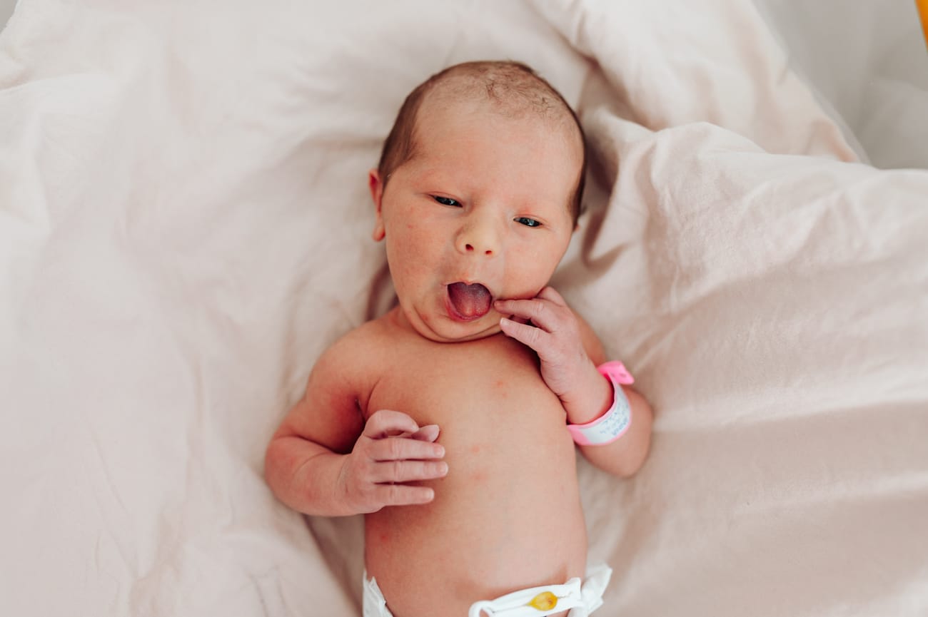 Noworodek kilkanaście godzin po porodzie sesja fresh48