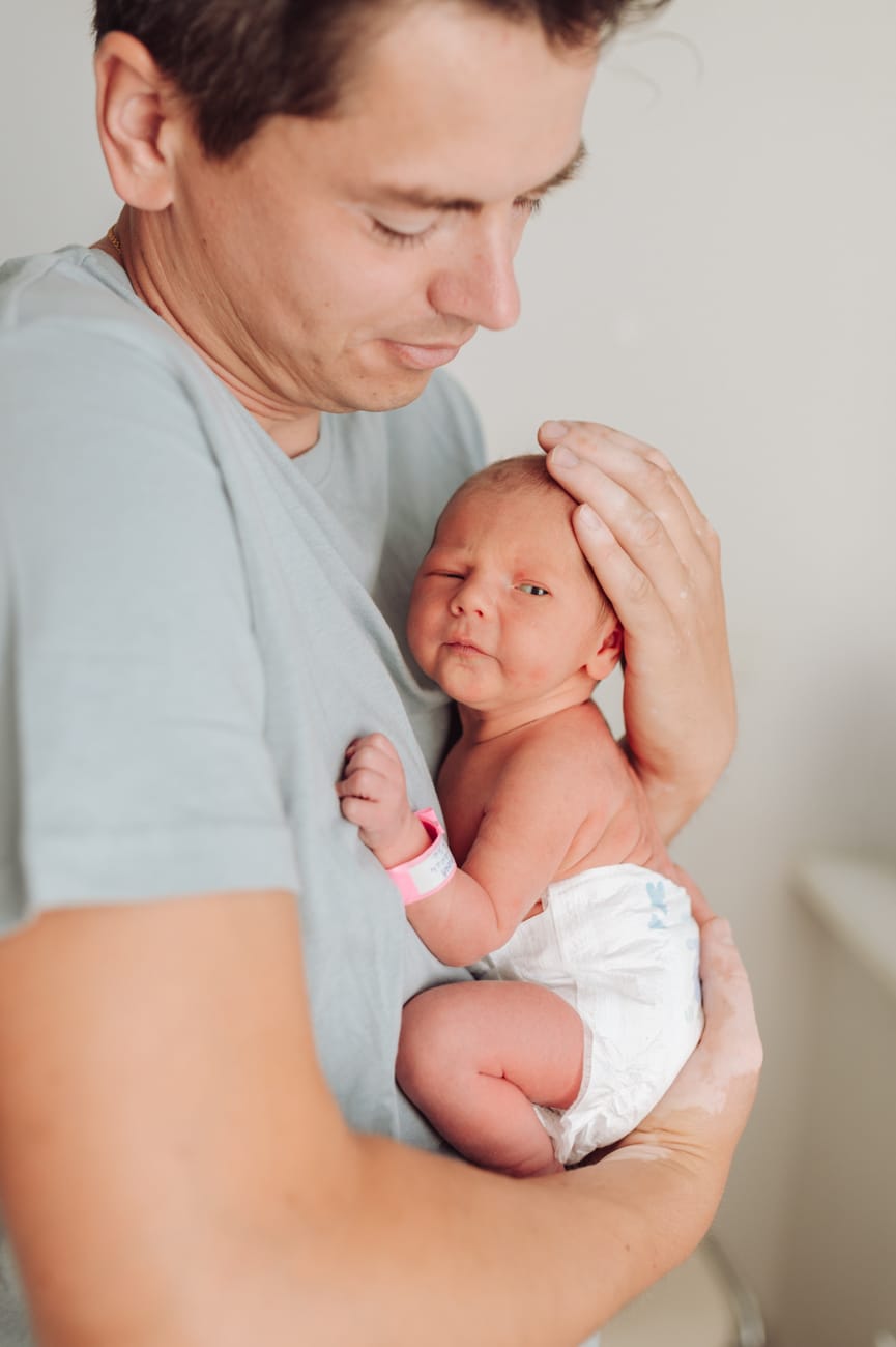 Tata trzyma noworodka pierwszy raz sesja w szpitalu Gdańsk