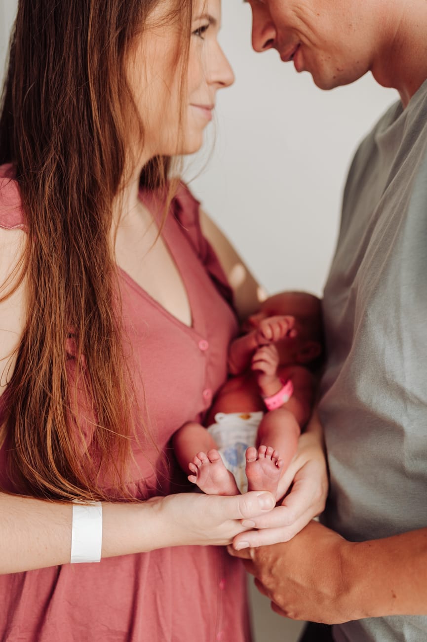 Rodzice z noworodkiem po porodzie sesja fresh48 Gdańsk