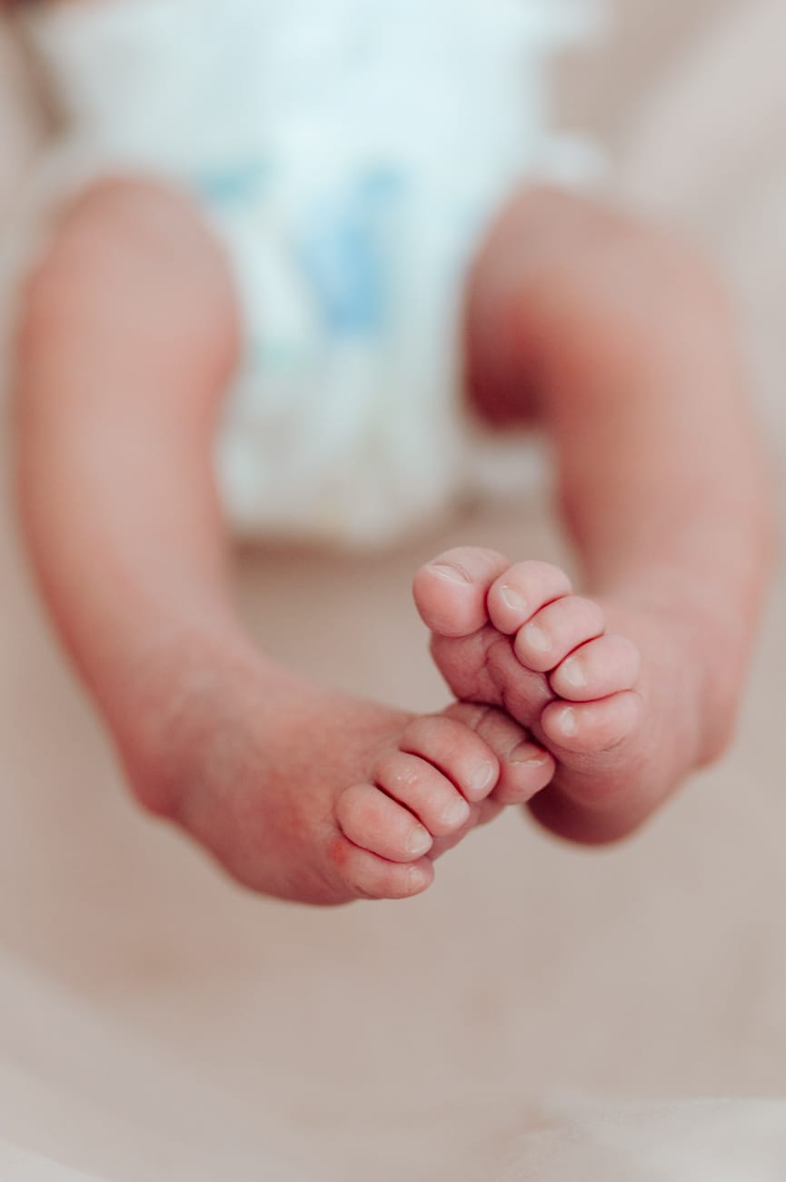 Stópki noworodka sesja noworodkowa w szpitalu Gdańsk