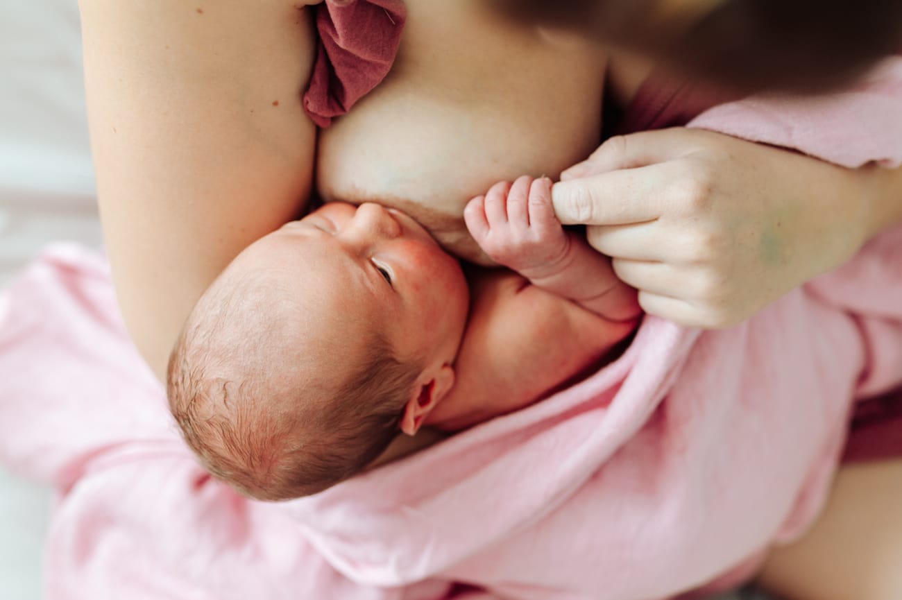 Rączka noworodka na palcu mamy karmienie piersią fresh48