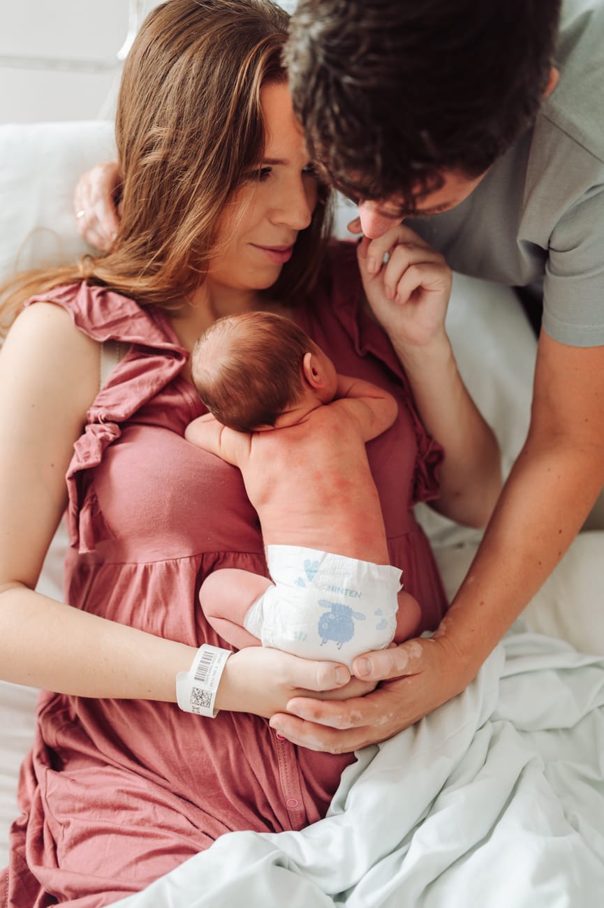 Rodzice z noworodkiem w szpitalnym pokoju fresh48 Gdańsk