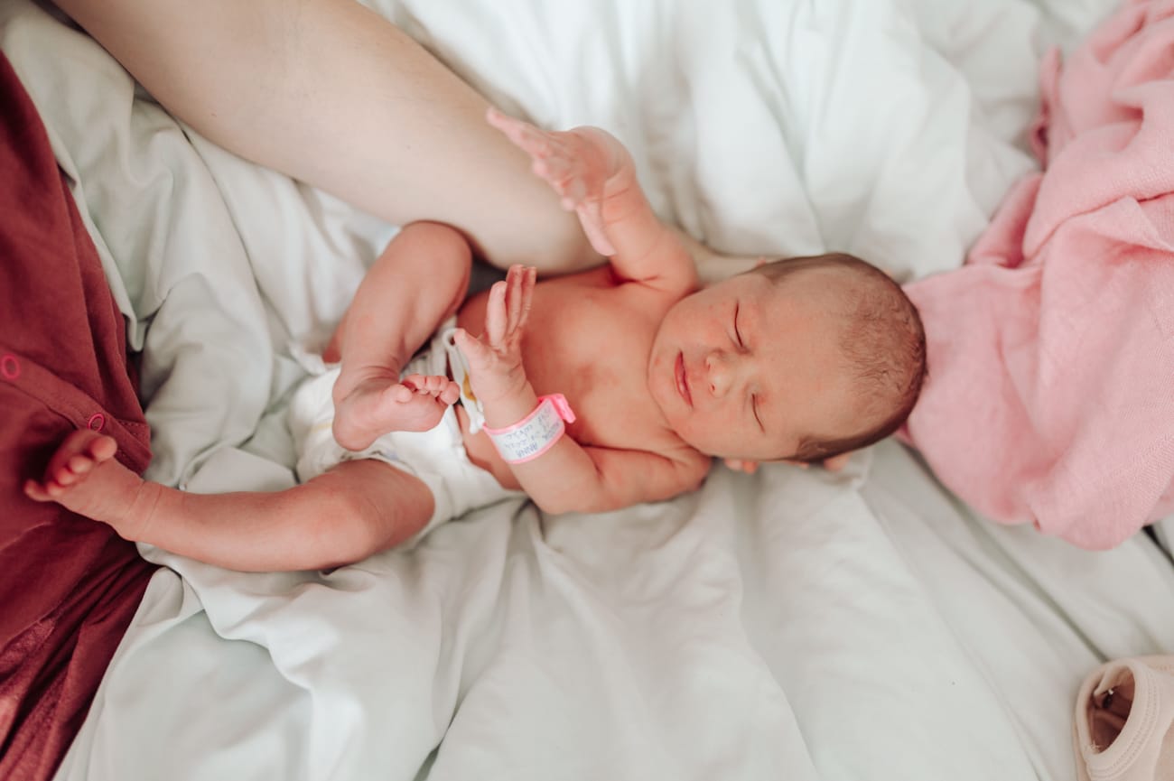 Noworodek na kolanach mamy sesja w szpitalu Gdańsk