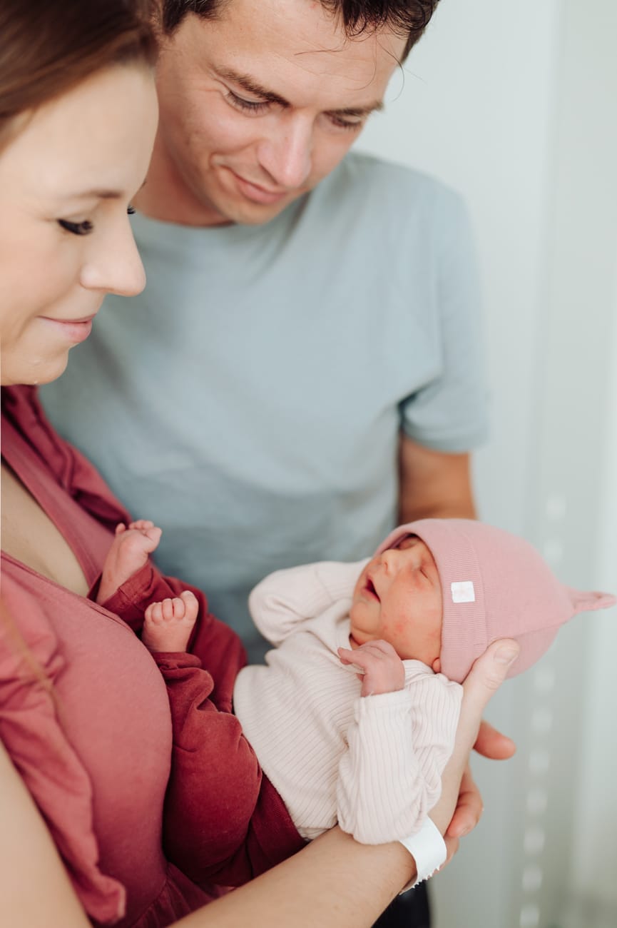 Mama z noworodkiem tata przygląda się sesja fresh48