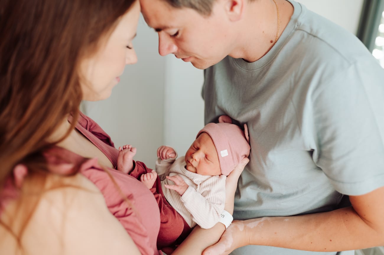 Rodzice tulą noworodka w szpitalu sesja fresh48 Gdańsk