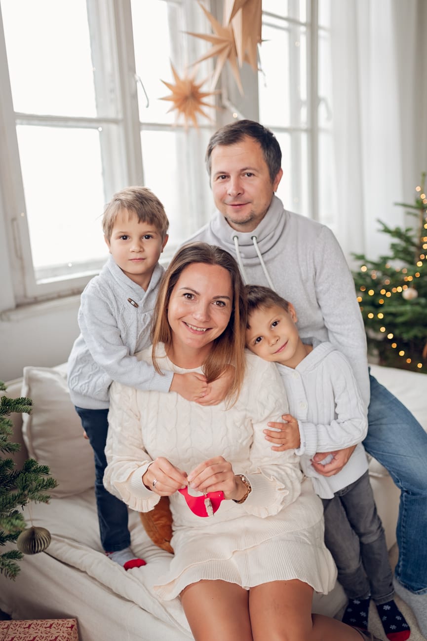 Sesja świąteczna chłopców przy choince, Trójmiasto
