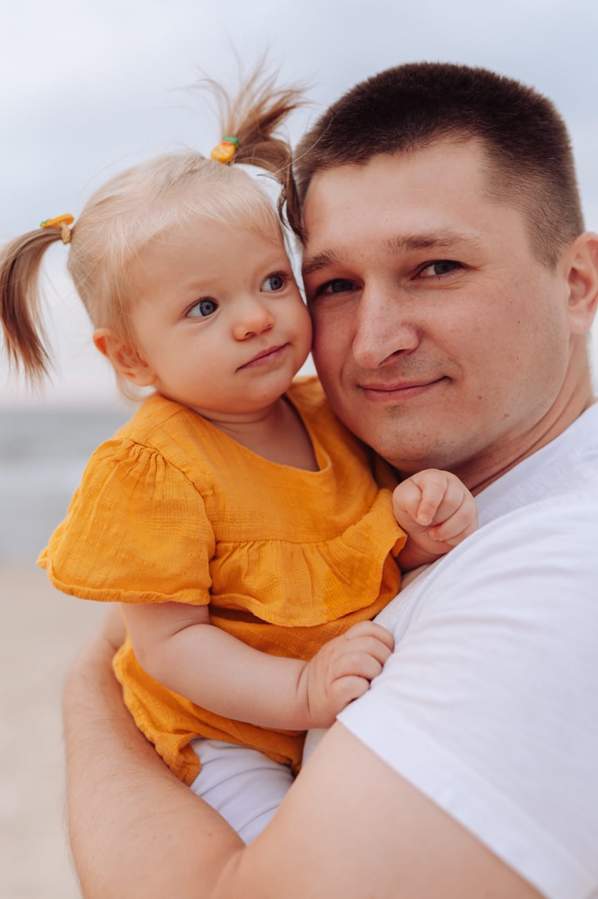 Tata przytula córeczkę sesja rodzinna nad morzem