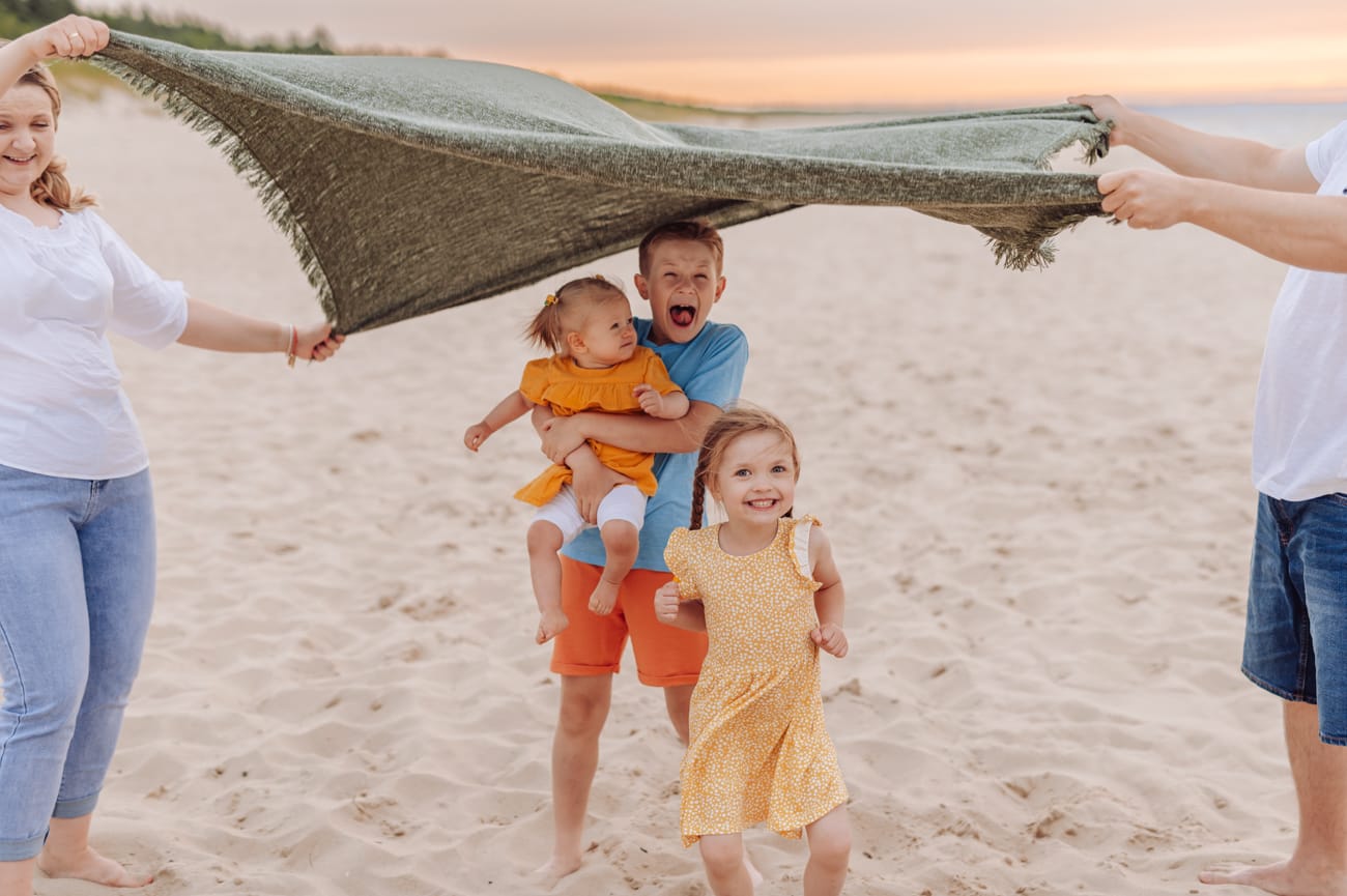 Dzieci pod kocem rodzice bujają sesja rodzinna