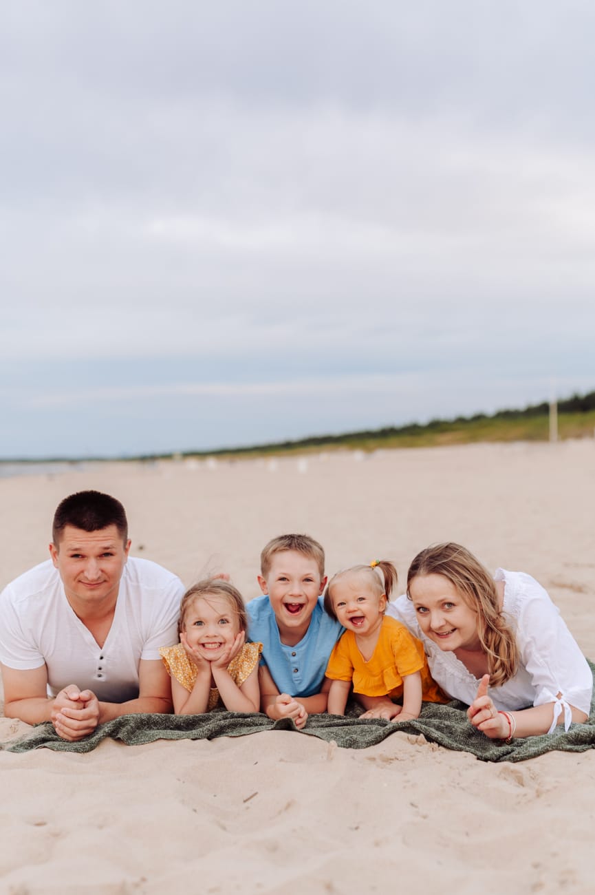 Portret rodzinny na kocu sesja w wakacje nad morzem