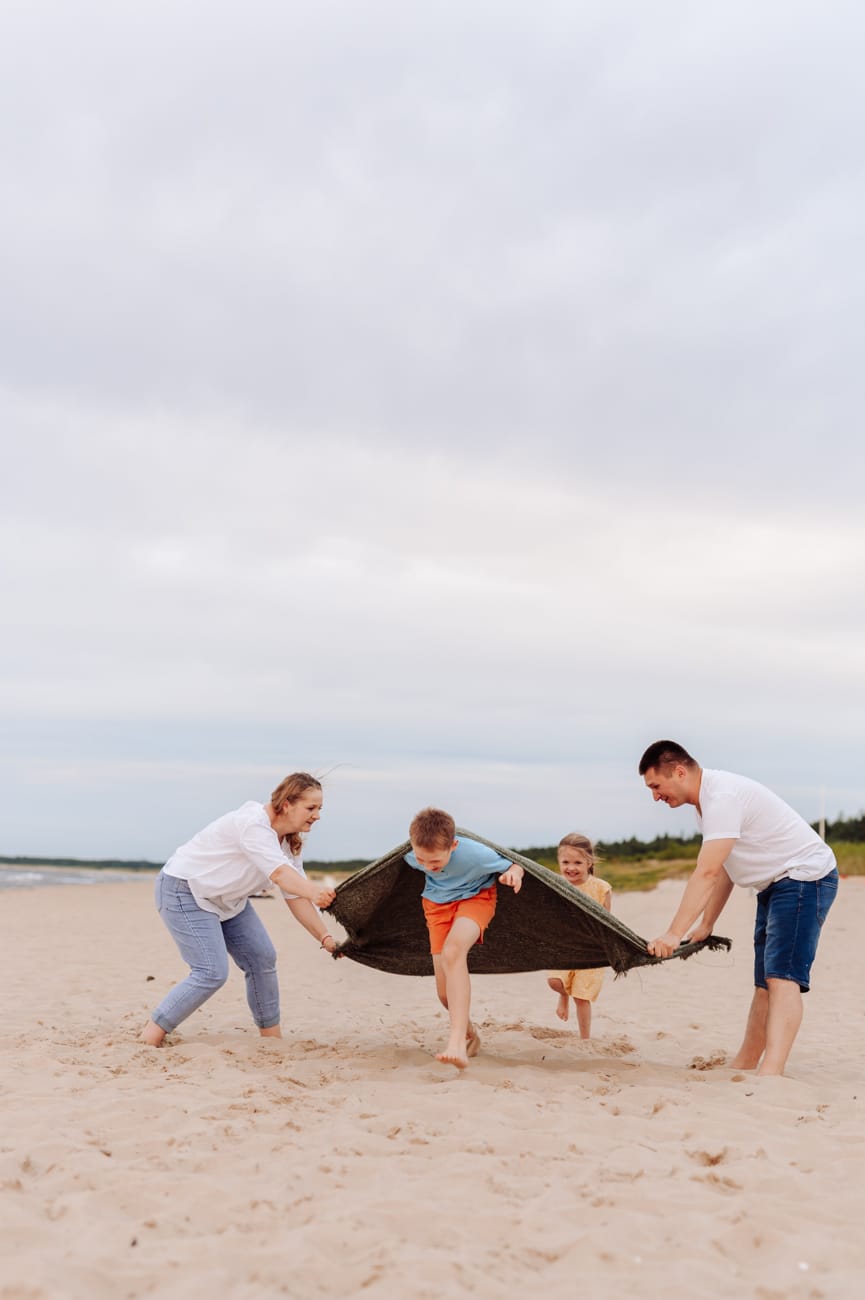 Rodzina na plaży sesja rodzinna Gdańsk Trójmiasto