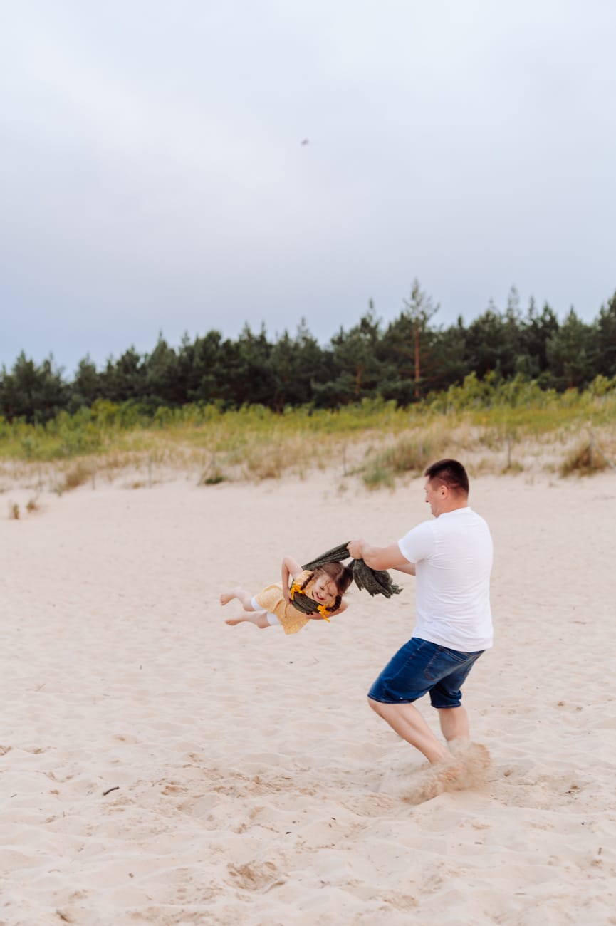 Rodzina na plaży sesja rodzinna w wakacje Gdańsk
