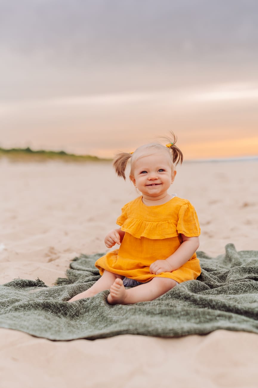 Portret dziewczynki na plaży zachód słońca sesja wakacyjna