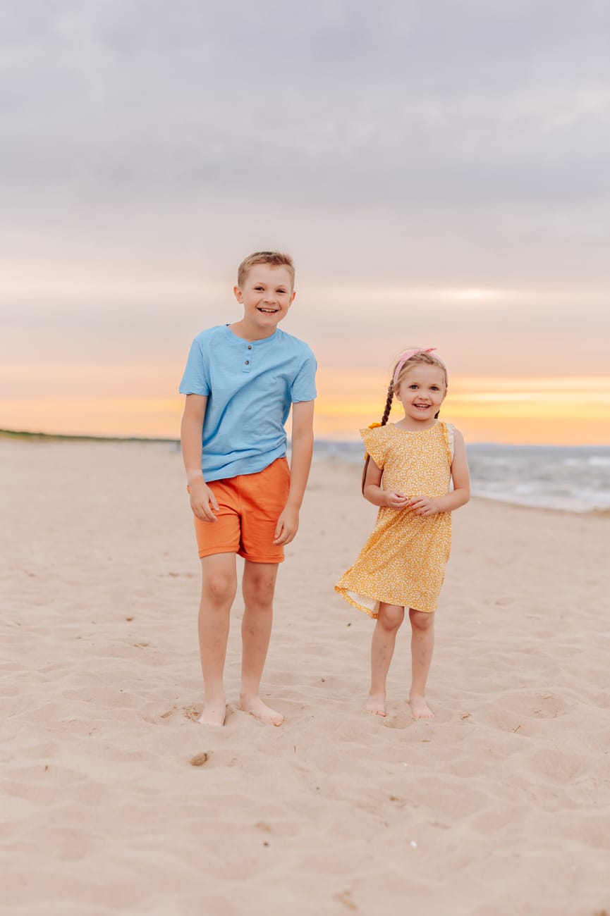 Dzieci bawią się nad morzem złota godzina sesja wakacyjna
