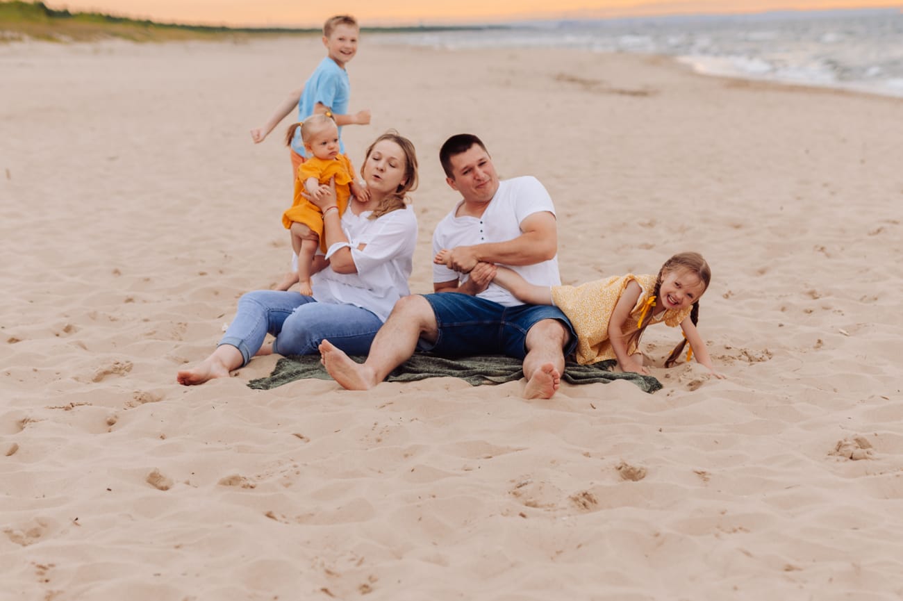 Rodzina na plaży sesja rodzinna w wakacje Gdańsk