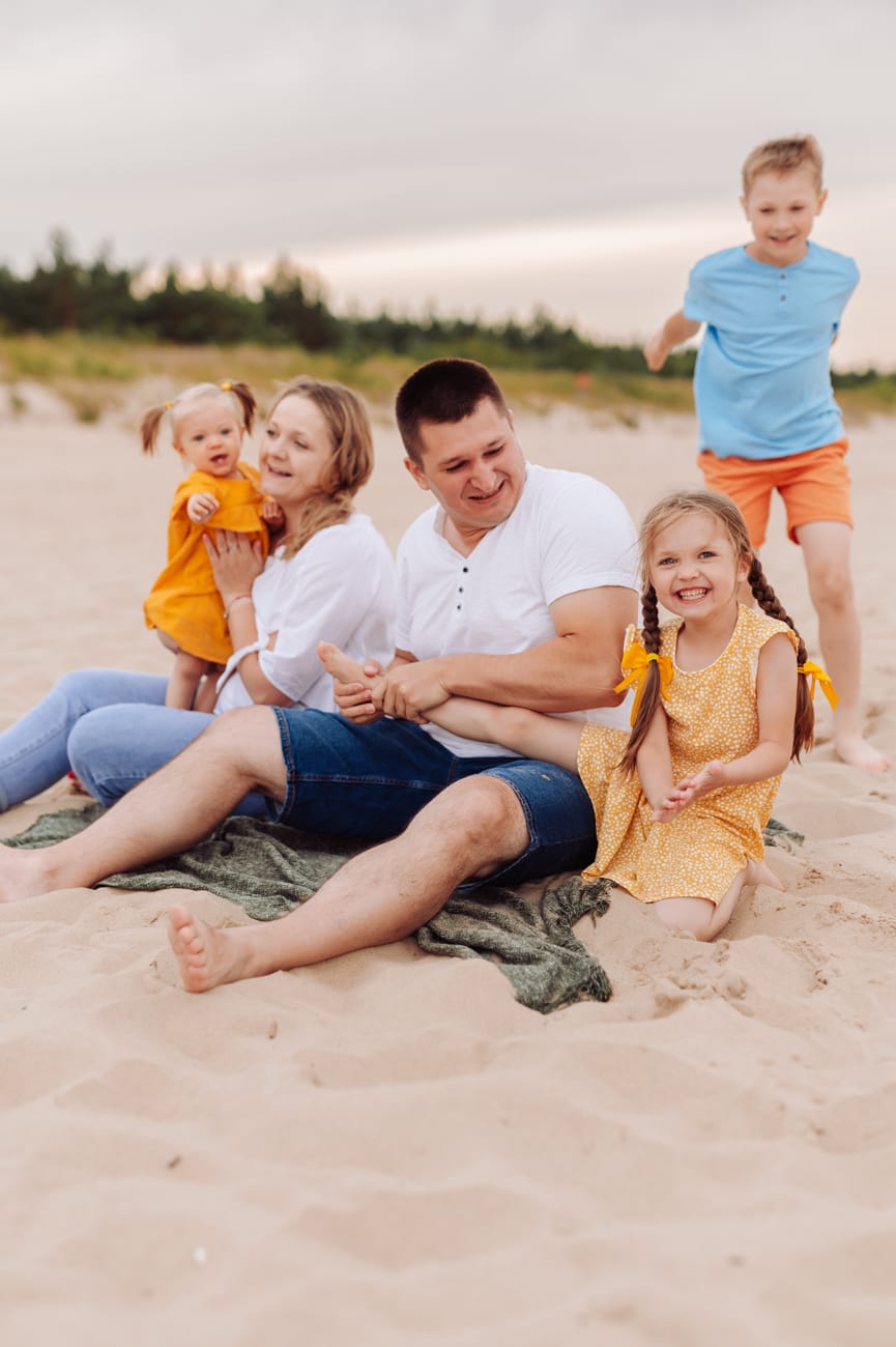 Radosna rodzina letni wieczór sesja nad morzem Gdańsk