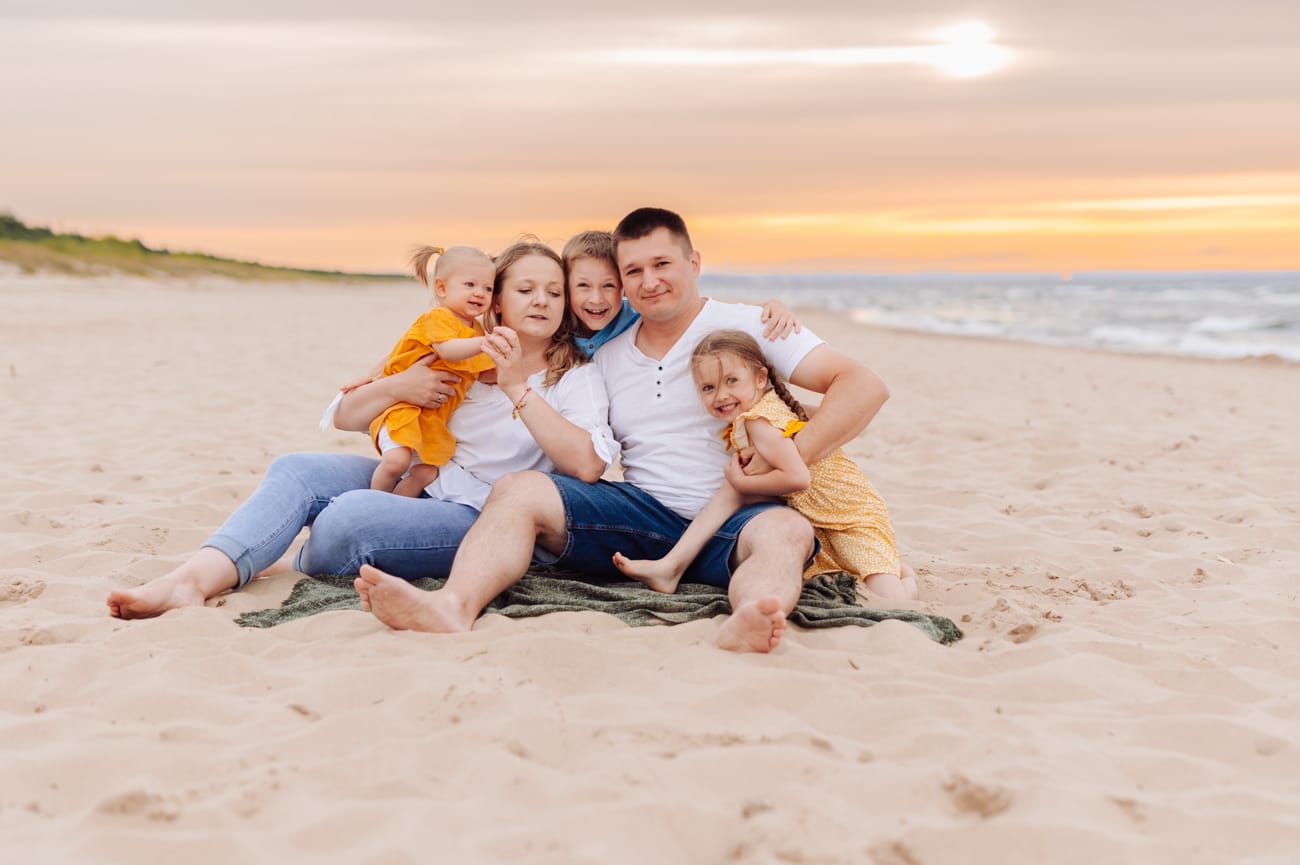 Rodzina w objęciach letni wieczór sesja rodzinna Gdańsk