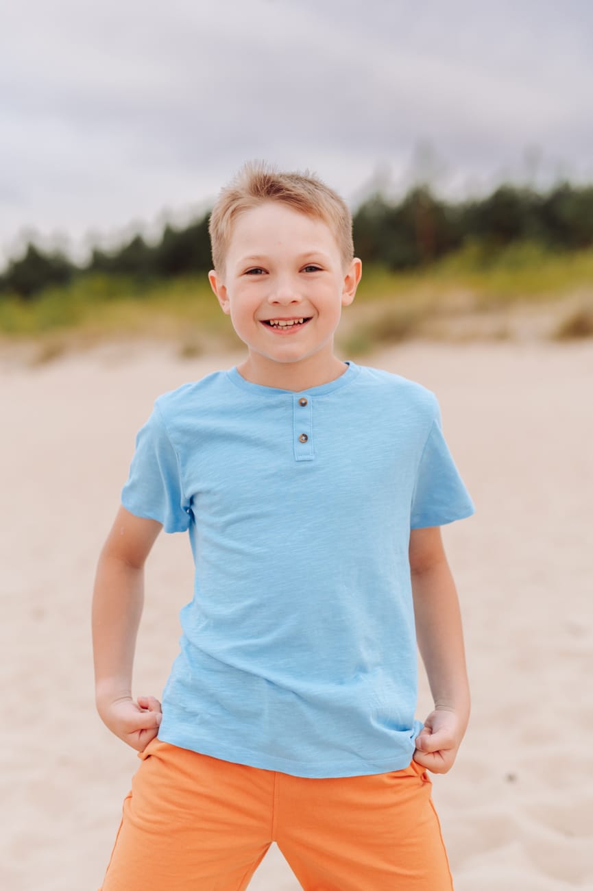 Portret chłopca nad morzem sesja rodzinna w wakacje